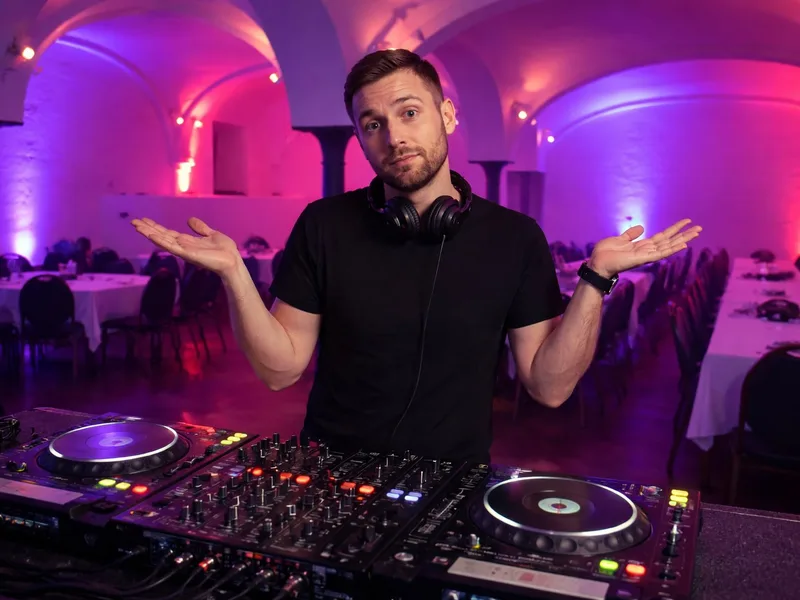Augsburg DJs im leeren Festsaal – bereit für den Abend