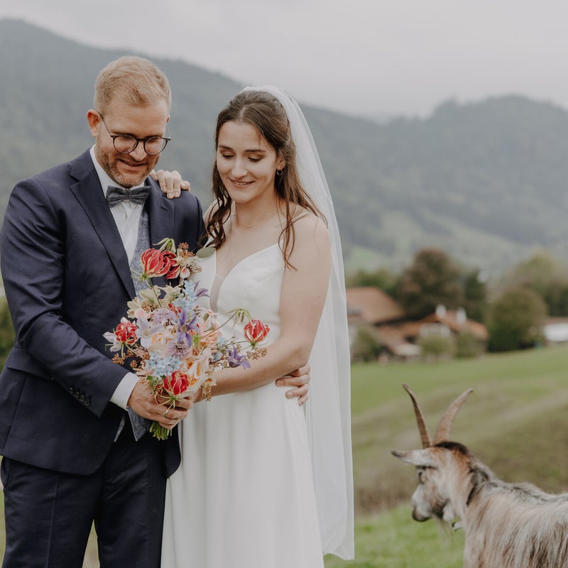Entspanntes Brautpaar beim After-Wedding-Shooting