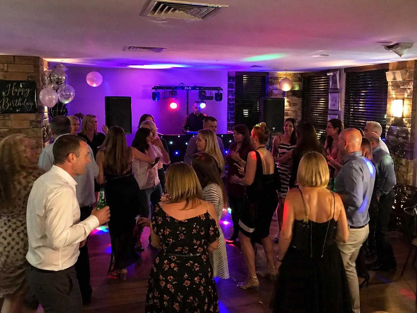 Geburtstags DJ mit Partygästen auf der Tanzfläche