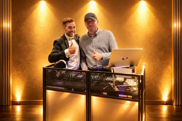 DJ Rico Cinsano beim Auflegen