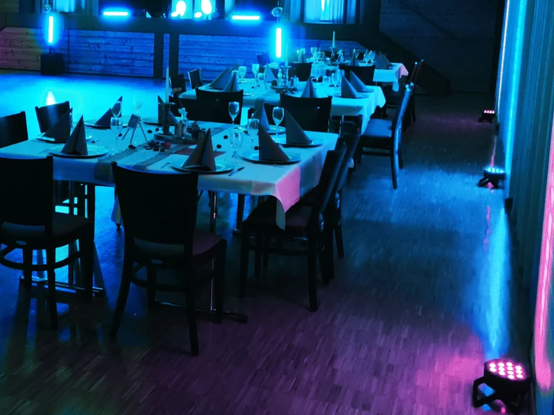 Technik und Ambiente Licht an einer Holzwand