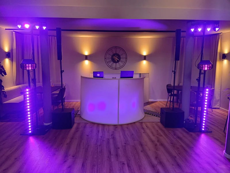 Größerer Aufbau mit LED Stelen und starker Lichtwirkung