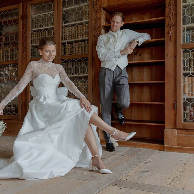 Brautpaarshooting in der Bibliothek des Kloster Holzen bei Regenwetter