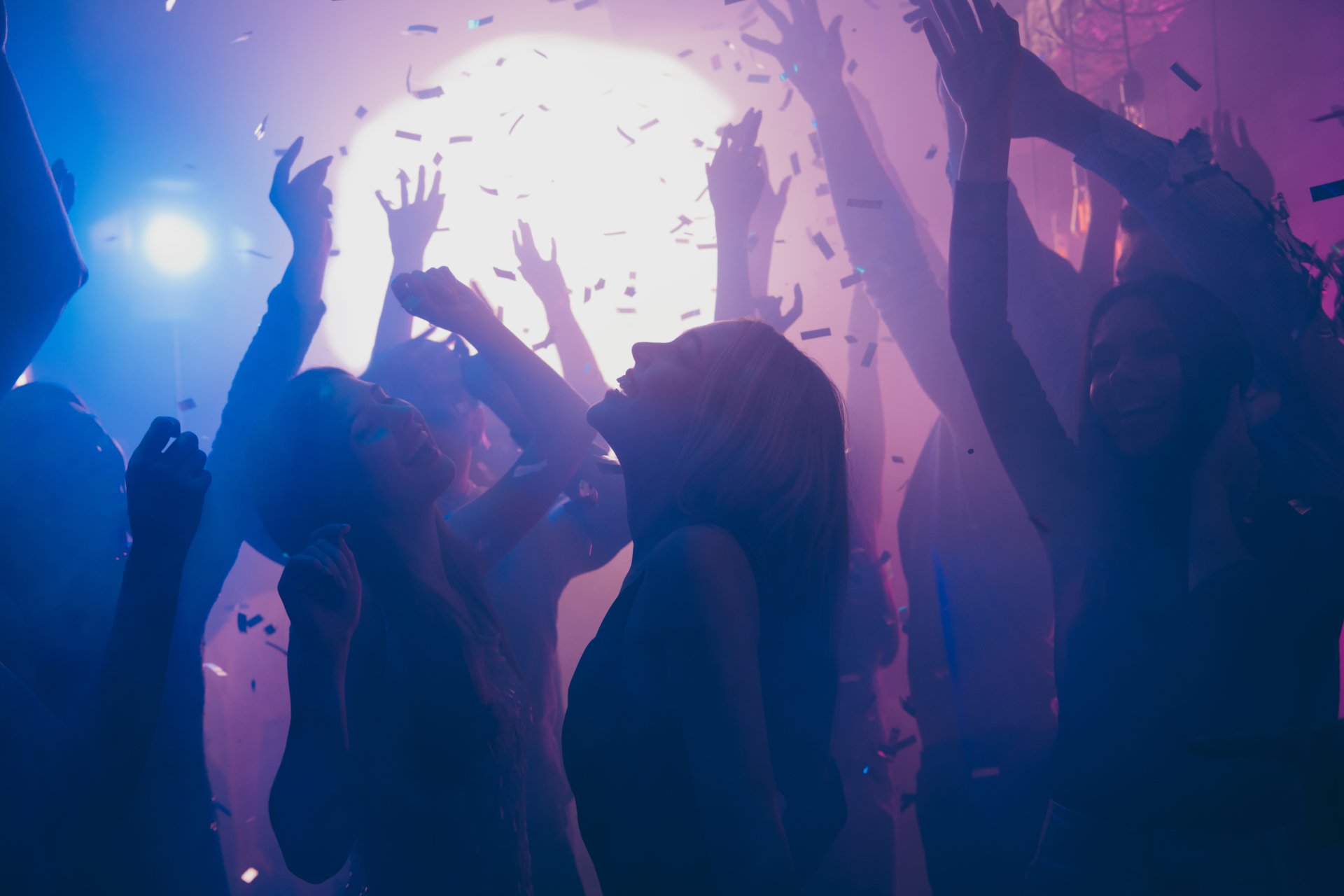 Gäste feiern bei einer Veranstaltung mit DJ in Augsburg