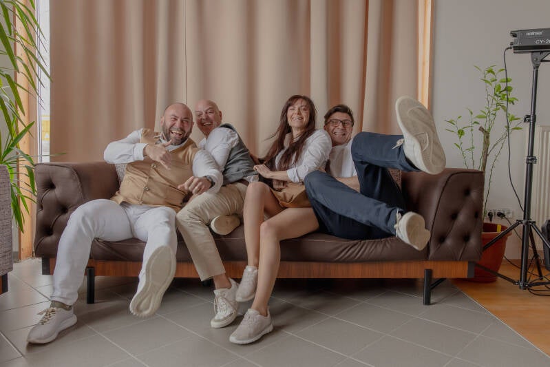 René, Eugenia, Denny und Daniel gemeinsam auf dem Sofa