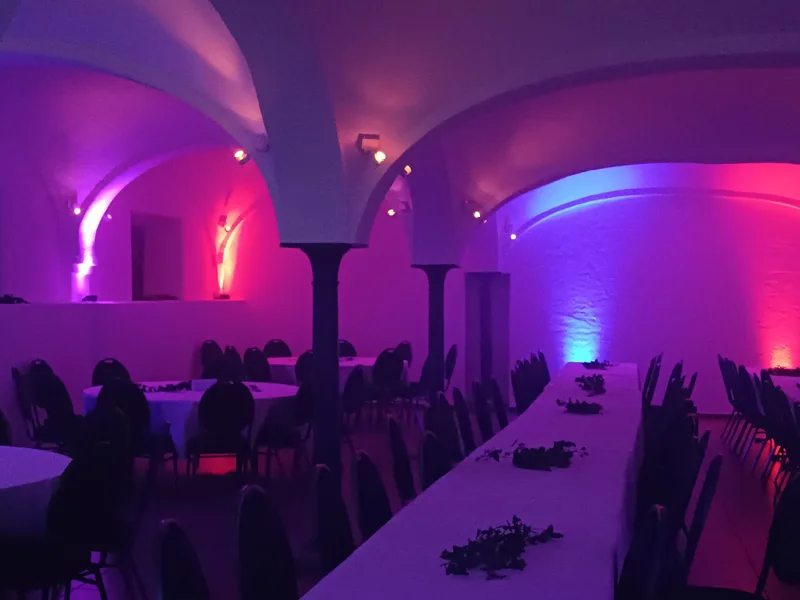 Gewölberaum im Gut Schwabhof mit Uplighting
