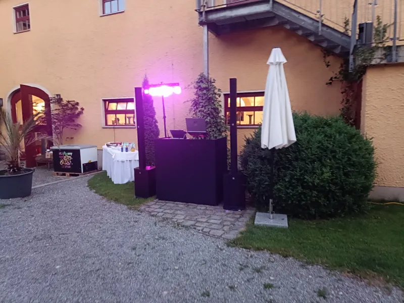DJ Setup im Hof des Gut Schwabhof am Abend
