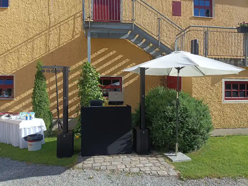 DJ Setup im Hof des Gut Schwabhof bei Tageslicht