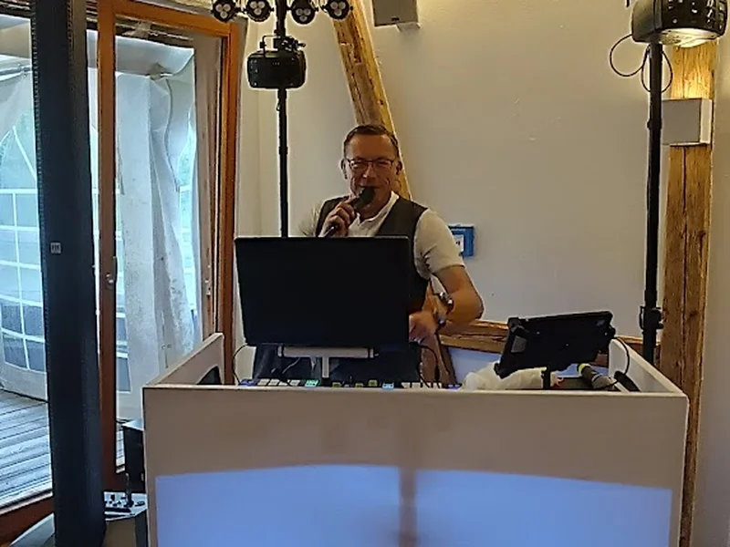Weißes DJ-Pult mit Lautsprechern auf Ständern im Berghof Riesen Rettenberg