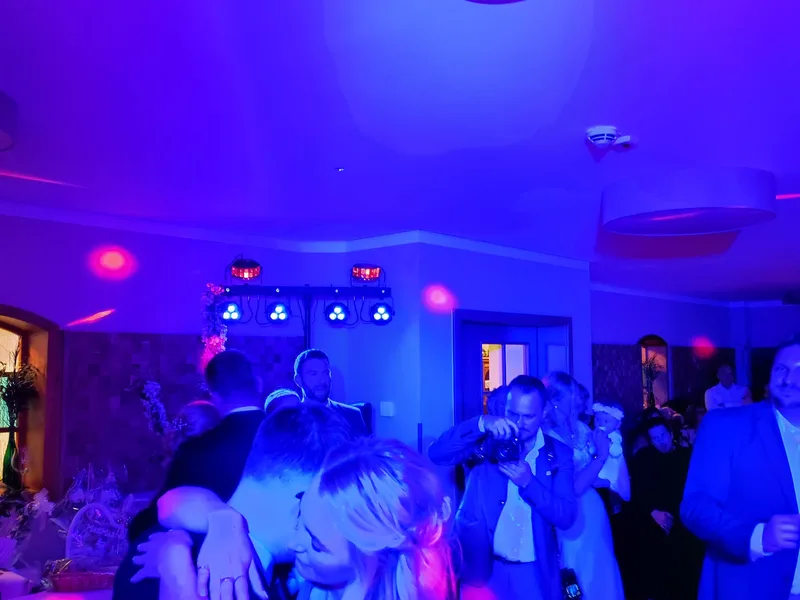 Tanzfläche mit feiernden Hochzeitsgästen unter blau-lilaner Partybeleuchtung – Hochzeits DJ Rico Cinsano