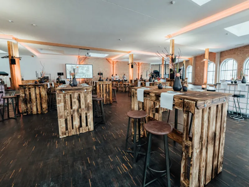 Gedeckte lange Tafel im Depot29