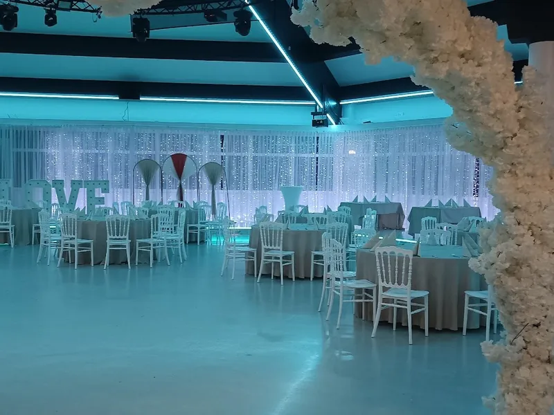 Royal am See Friedberg · Saal mit türkisem Licht und LOVE-Schriftzug