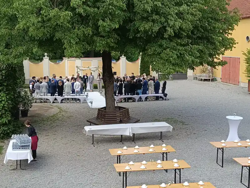 Freie Trauung im Hof des Gut Schwabhof