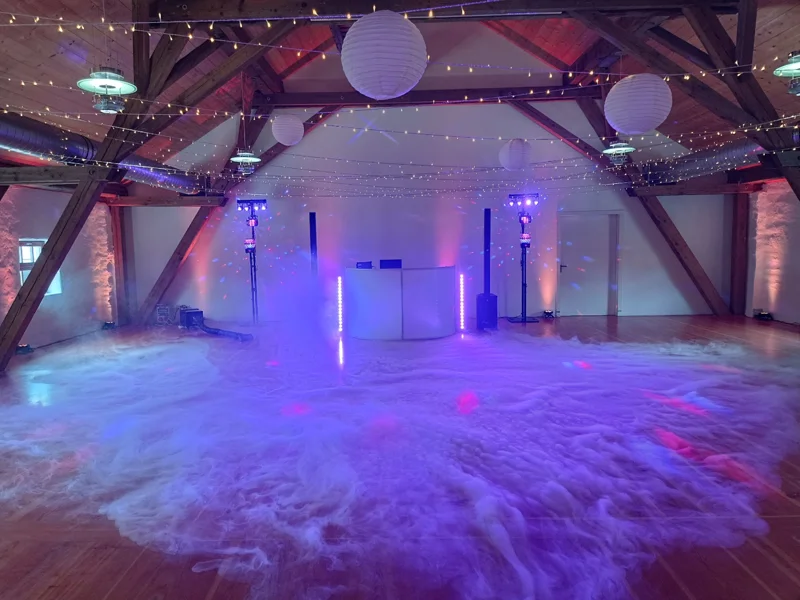 DJ Setup mit Bodennebel im Gut Schwabhof