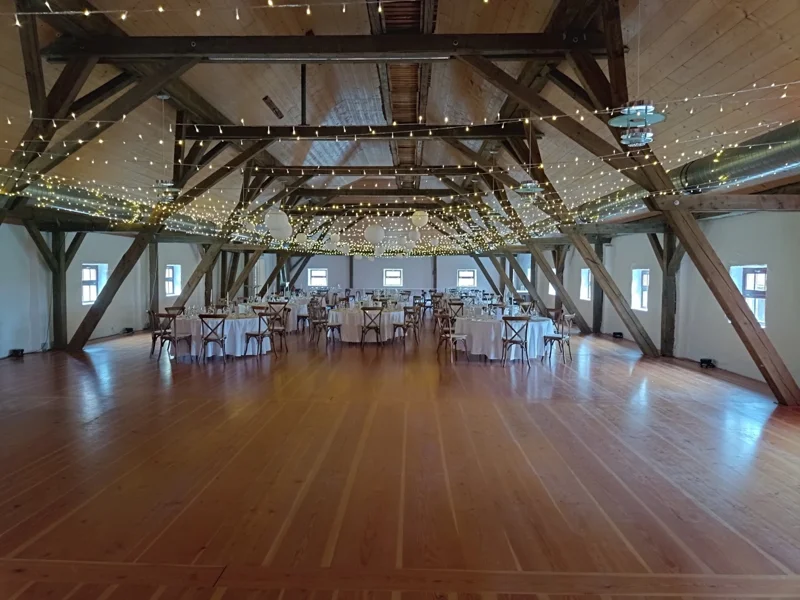 Dekorierter Festsaal im Gut Schwabhof