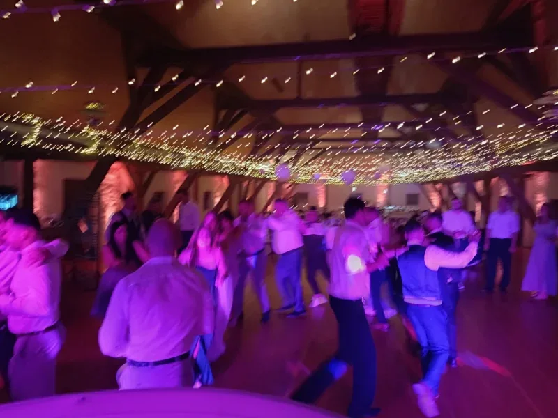 Party im Gut Schwabhof mit tanzenden Gästen