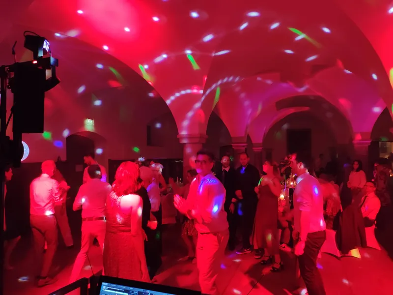 Hochzeits-DJ Klosterwirt Thierhaupten Stimmungsvolles Licht auf der Tanzfläche