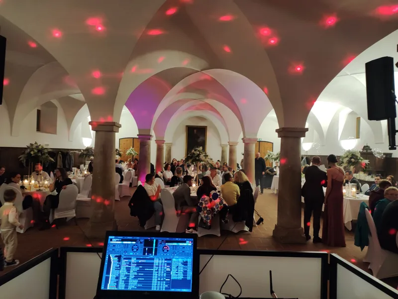Hochzeits-DJ Klosterwirt Thierhaupten Tanzfläche voller Hochzeitsgäste bei Nacht