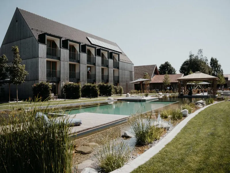 Hochzeits-DJ Lenderstuben – modernes Hotel mit Naturschwimmteich und Außenanlage für Hochzeitsempfang