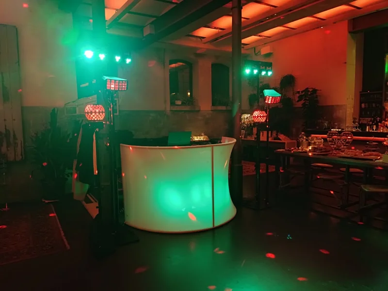 DJ Setup in der N8Stallung mit grünem Licht