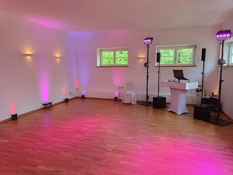 Hochzeits-DJ Schloss Igling – Hochzeitsgäste tanzen ausgelassen auf der Tanzfläche