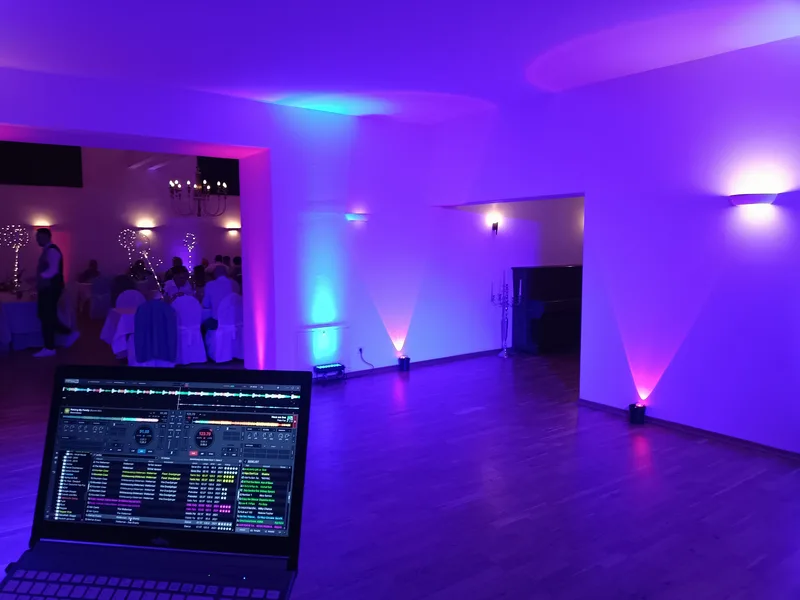Hochzeits-DJ Schloss Igling – stimmungsvolle Abendatmosphäre im Festsaal