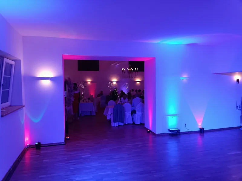 Hochzeits-DJ Rico Cinsano Schloss Igling – Hochzeitspaar beim Eröffnungstanz