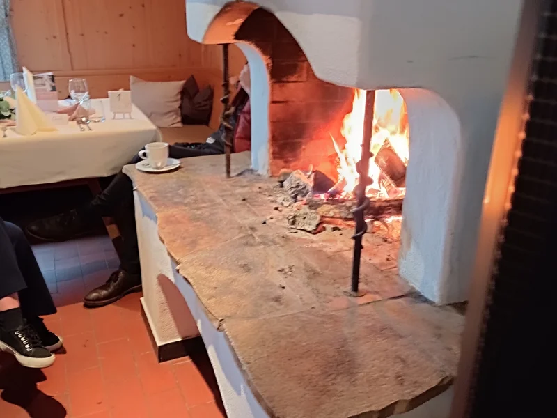 Offener Kachelofen in der Gaststube der Stögeralm am Schliersee