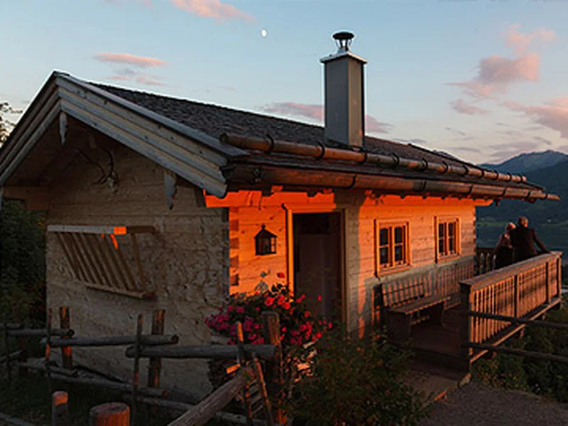 Stögeralm Almhütte im Abendrot – rustikale Holzhütte mit warmem Licht