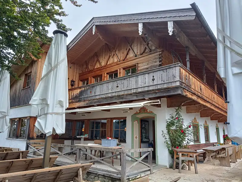 Außenansicht Stögeralm Hauptgebäude mit Biergarten und Außenbestuhlung