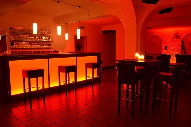 Mietbar Augsburg Barbereich in warmem Rot