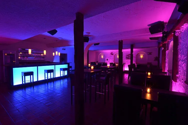 Mietbar Augsburg Partyraum mit beleuchteter Bar und Lounge