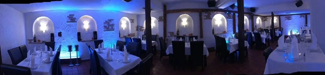 Mietbar Augsburg Partyraum mit pinker Lichtstimmung