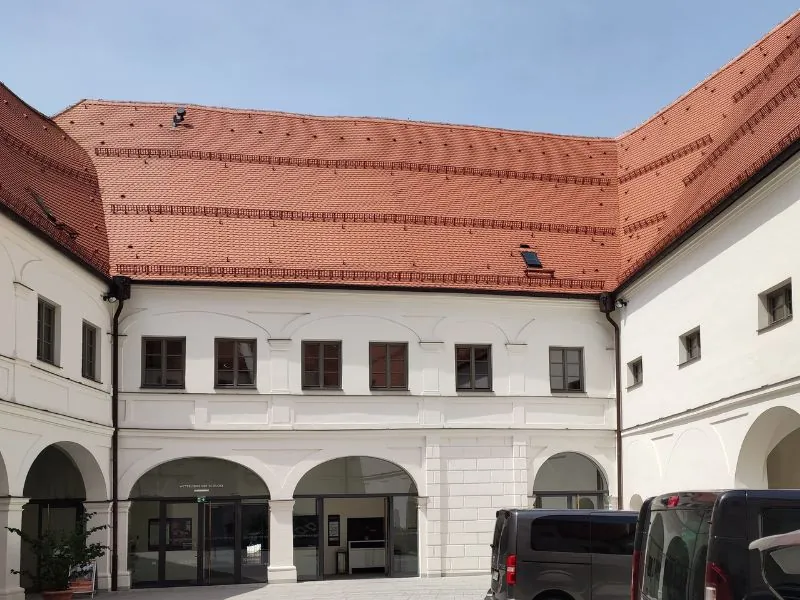 Hochzeitsgesellschaft im Schlosshof des Wittelsbacher Schlosses Friedberg