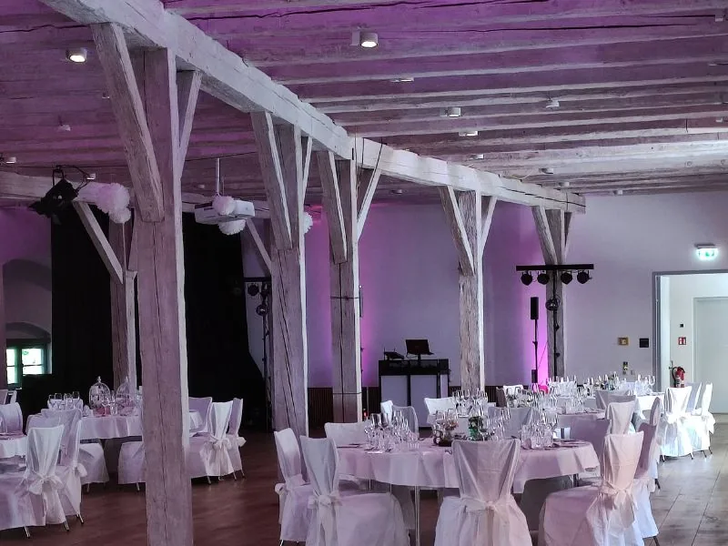 Wittelsbacher Schloss Friedberg · Großer Saal mit offenem Dachstuhl aus Holz
