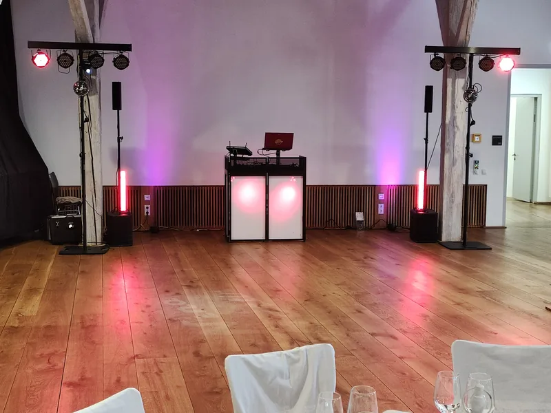 DJ Setup mit bunter Lichttechnik im Wittelsbacher Schloss Friedberg