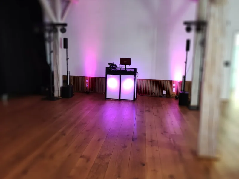 DJ Pult mit pinkem Licht im Wittelsbacher Schloss vor Beginn der Party